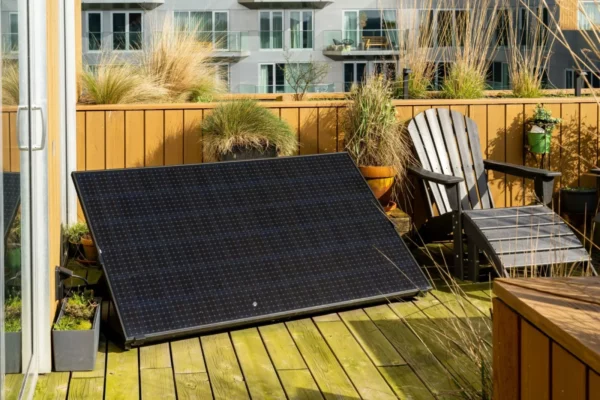 Solar Panel im edlen Schwarz mit Ständer
