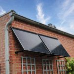 Solarmodule an einer Hauswand installiert