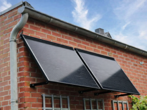Balkon-Terrassen-Kraftwerke 11 Solarmodule an einer Hauswand installiert