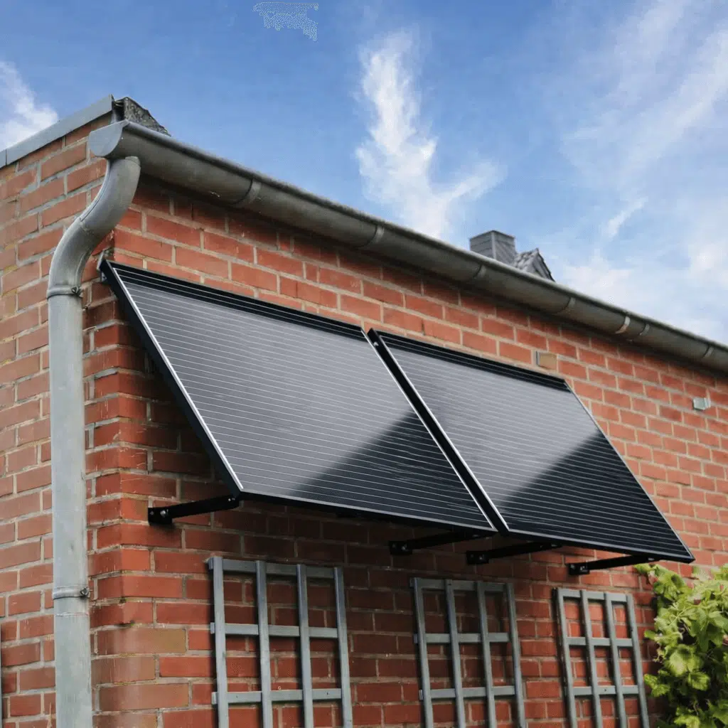 Balkonkraftwerk 910/600Watt, Wand oder Flachdachmontage. 1 Solarmodule an einer Hauswand installiert