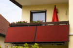 Balkon mit roten Solarmodulen