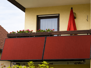 Balkon mit roten Solarmodulen