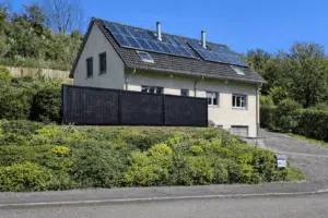 Solarzaun mit 2 Solarmodulen