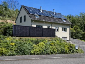 Solarzaun mit 2 Solarmodulen