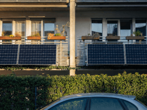 Solarmodule auf Balkon installiert