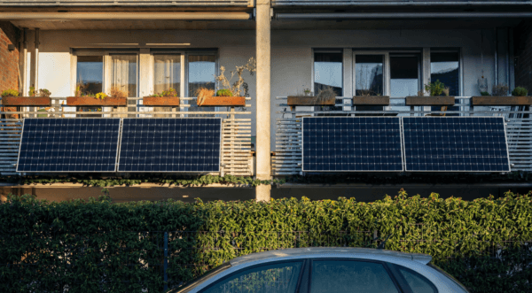 Solarfabrick-white-445 Solarmodule auf Balkon installiert
