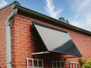 Solaranlage an Ziegelwand installiert